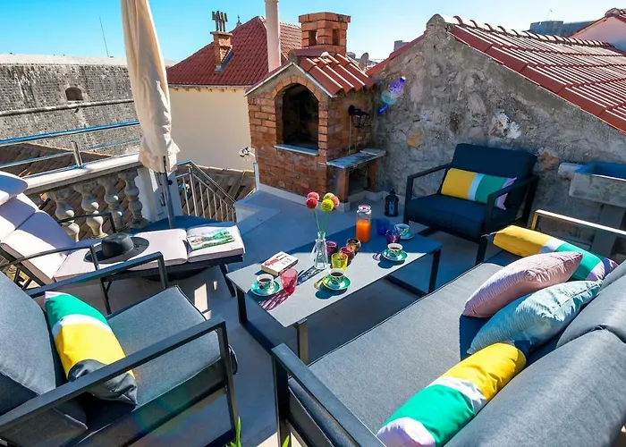 בית נופש Laura *